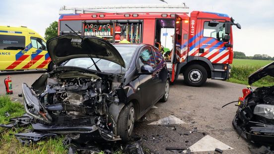 Gewonde bij frontale botsing op kruising. Gewonde bij frontale botsing op kruising.