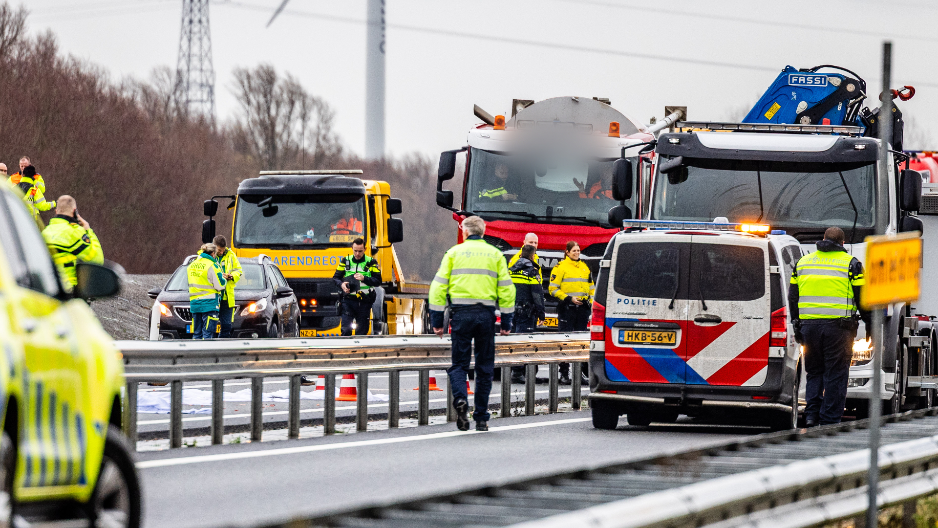 Persoon overleden na botsing met vrachtwagen op N-weg.