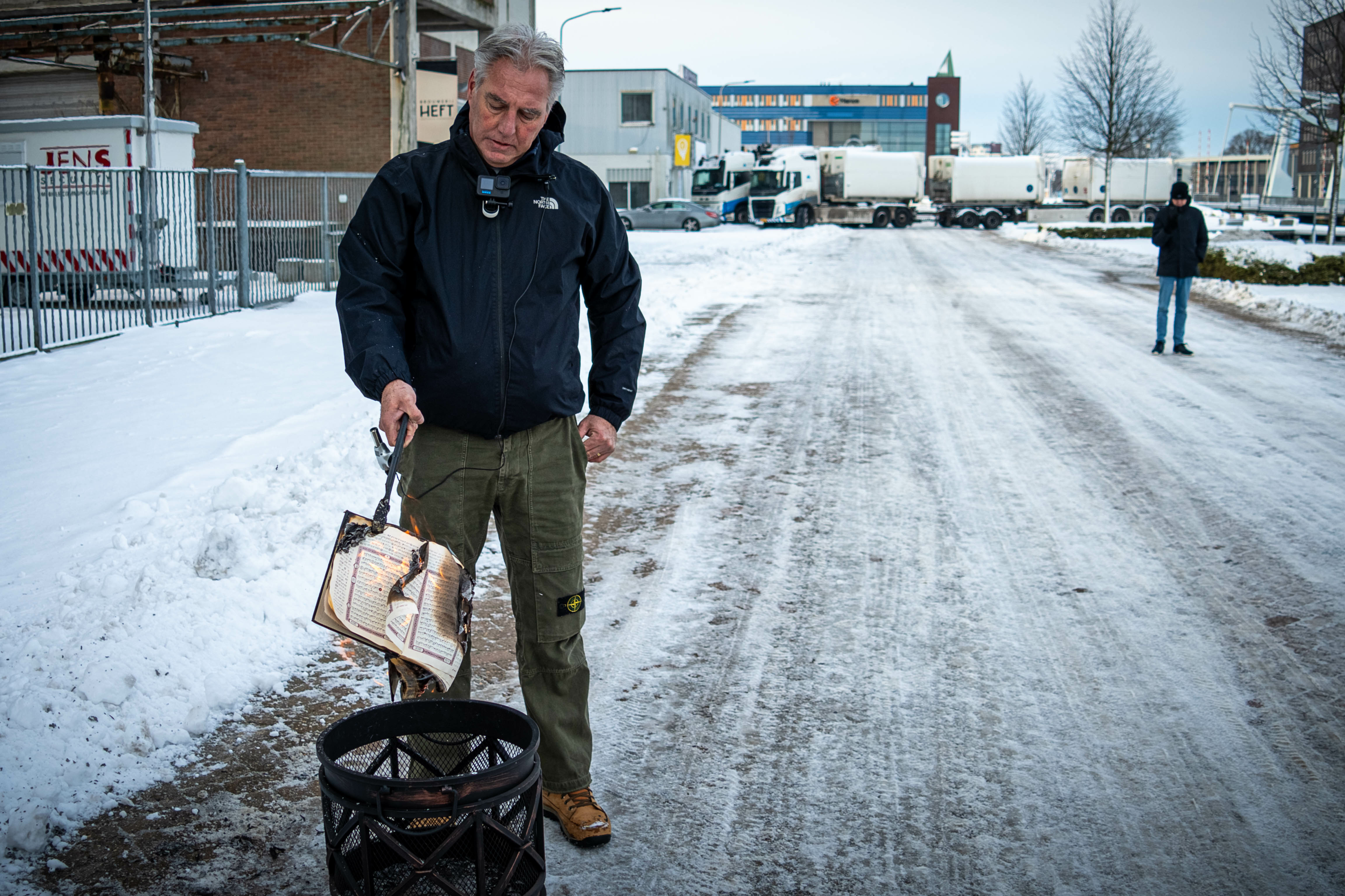Pegida verbrandt Koran in Assen