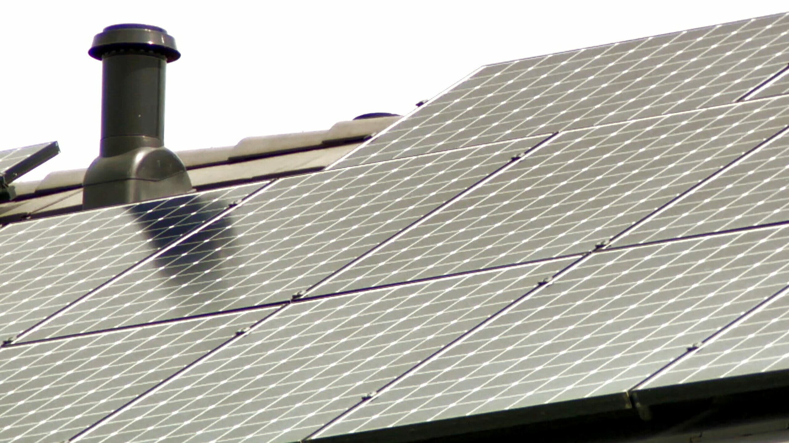 Zonnepanelen op een dak