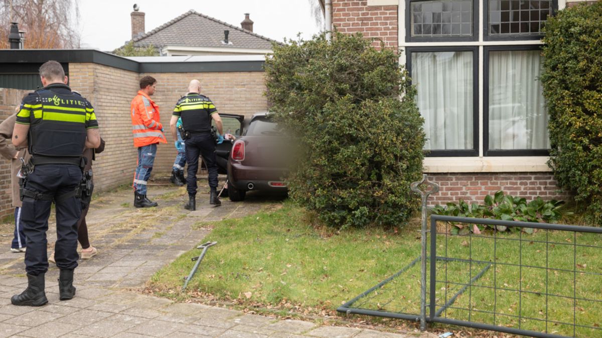 Automobilist raakt controle kwijt en ramt woning in Baarn