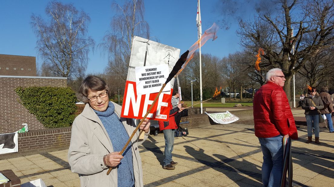 Protest bij het provinciehuis (Rechten: RTV Drenthe/Steven Stegen)