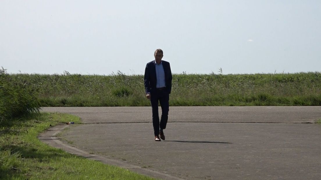 Burgemeester Henk Jan Bolding op bezoek bij de kazerne in Zoutkamp