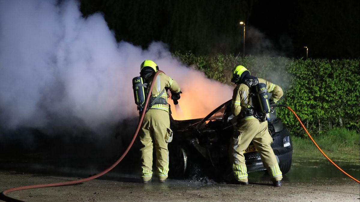 Auto brandt volledig uit op afgelegen parkeerplaats in Siebengewald