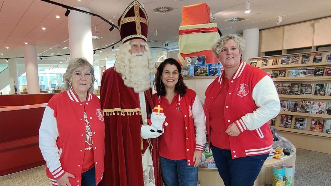 De Sint met de organisatie van Sintvoorieder1