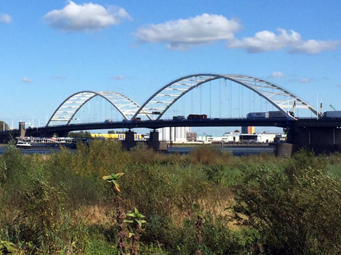 De nieuwe brug komt naast de oude Merwedebrug te staan | Archieffoto