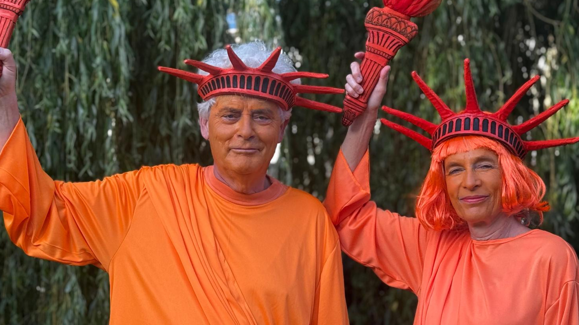 Paul en Caroline verkleed als oranjekleurig Vrijheidsbeeld.