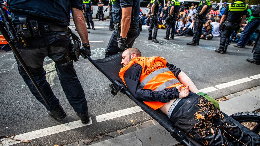 Een activist wordt aangehouden
