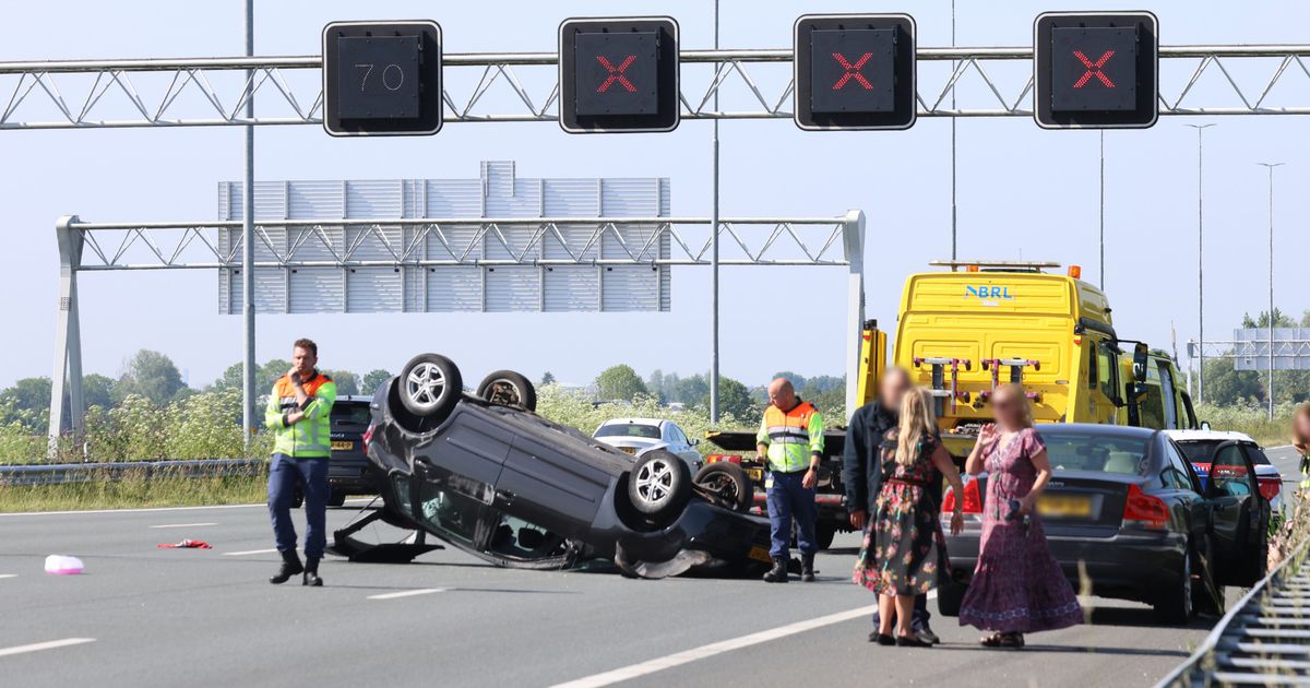112-nieuws | Auto op z’n dak bij ongeluk op snelweg – Politie zoekt inbrekers op bouwterrein – Omroep West