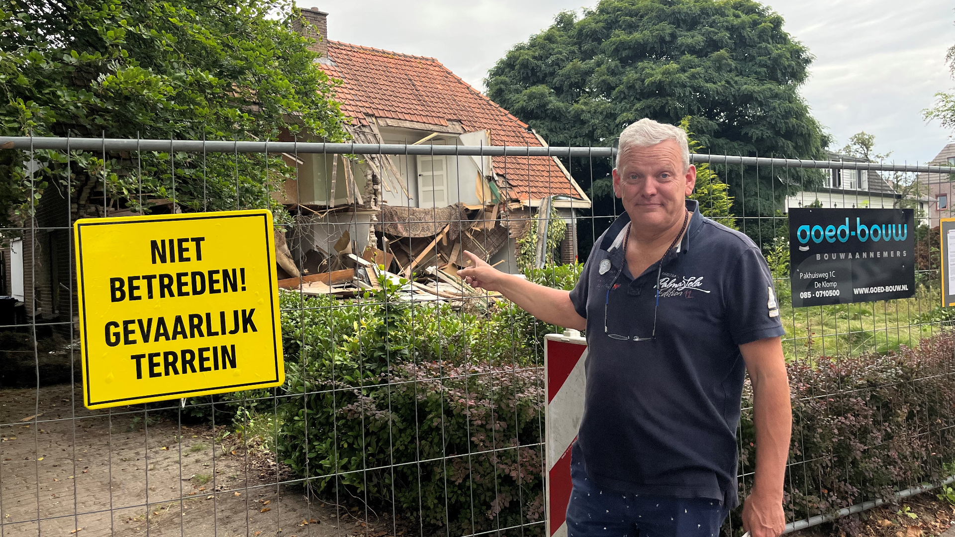 Bestuurder Van Graafmachine Die Inreed Op Huis Met Krakers In Leusden ...