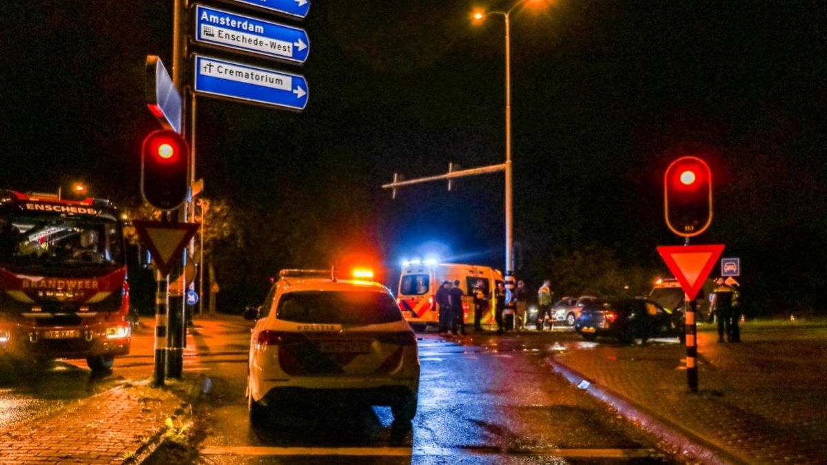 112 Nieuws: Wals valt van aanhanger op N375, flinke verkeershinder | Scooterrijder gewond in Zwartsl
