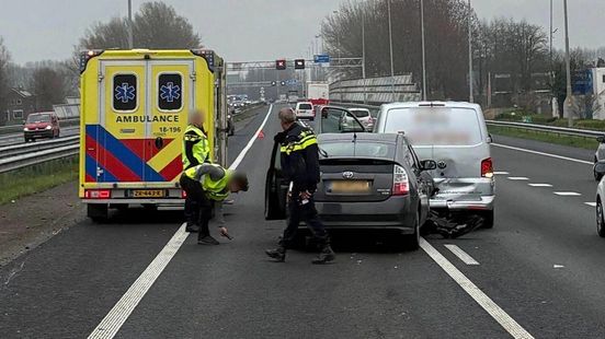 Ruim een uur vertraging door ongeluk met busje en auto op snelweg. Ruim een uur vertraging door ongeluk met busje en auto op snelweg.