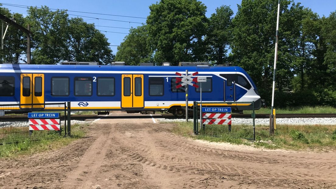 De onbewaakte overweg bij Hooghalen waar vrijdag het dodelijke ongeluk gebeurde (Rechten: Serge Vinkenvleugel/RTV Drenthe)