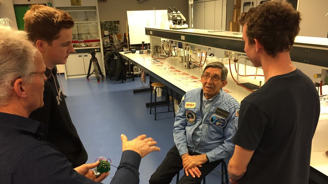 Voormalig astronaut Lodewijk van den Berg heeft handige tips voor scholieren