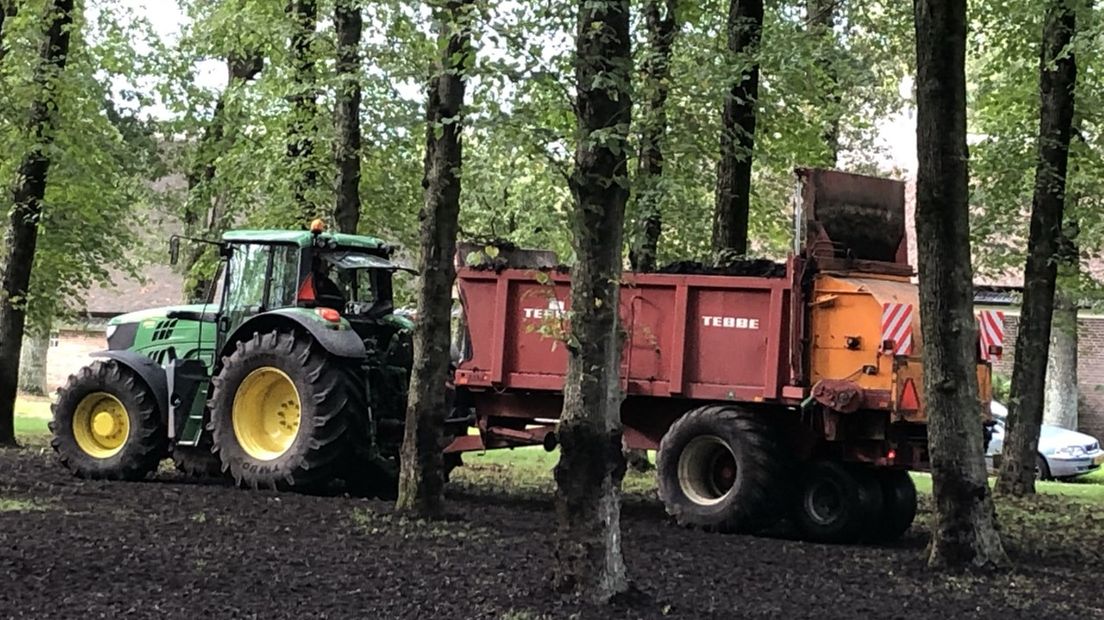 De Putbrink in Norg wordt bemest met nieuwe bokashi (Rechten: RTV Drenthe/Joy Schenk)