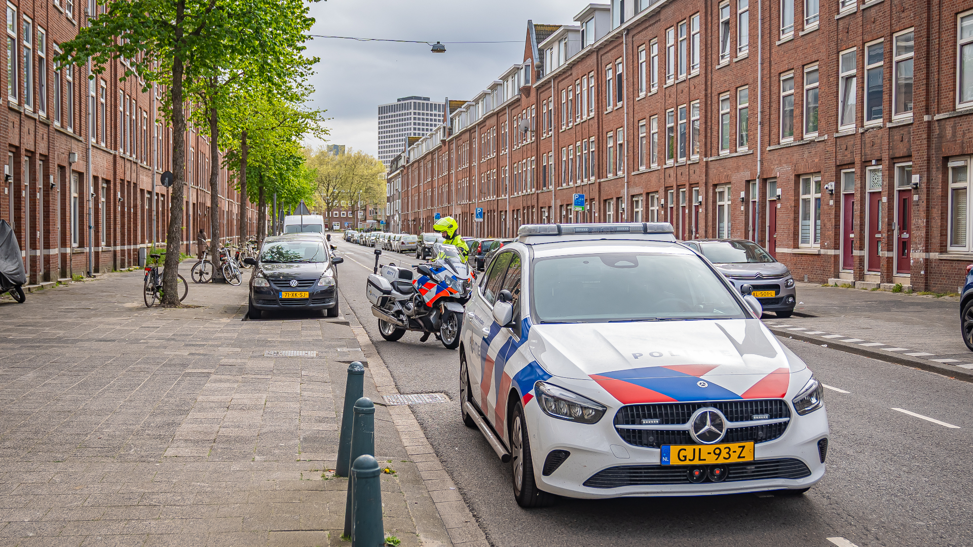De politie is op zoek naar de automobilist die doorreed. Doorrijden na een ongeval met letsel is namelijk een strafbaar feit.