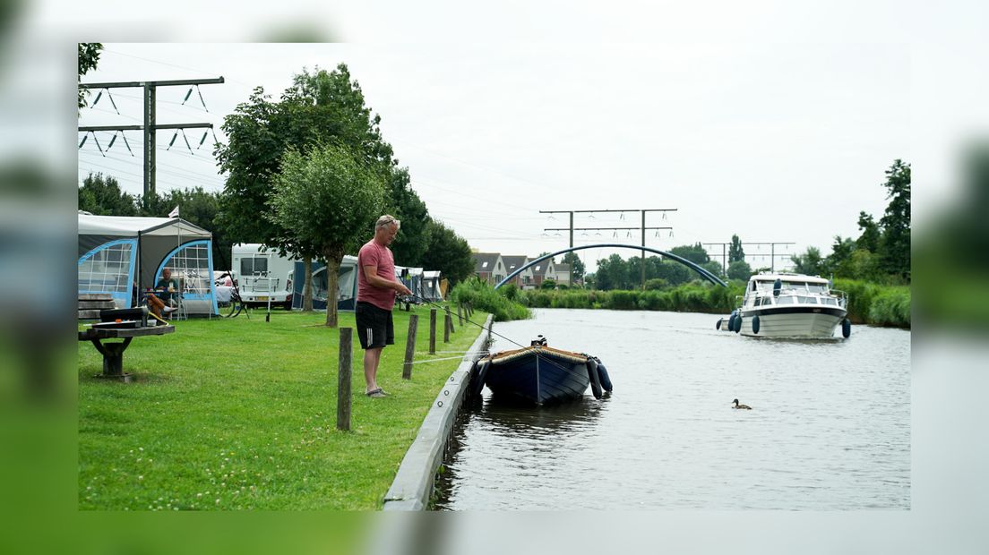 In campinggast sit te fiskjen op camping Pasveer