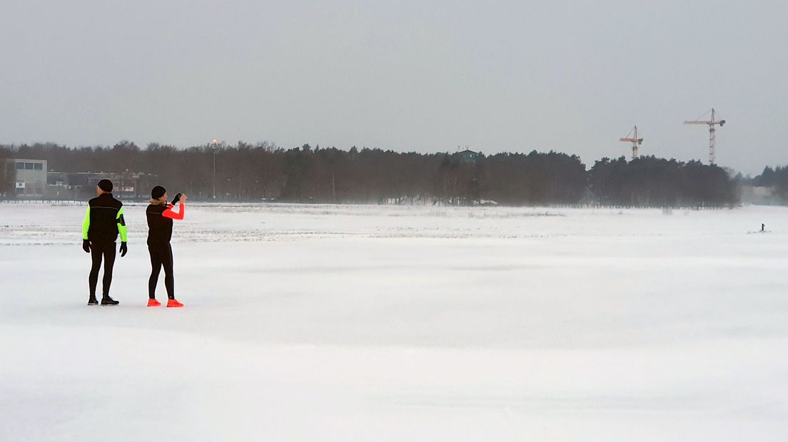 Wandelaars op Vliegbasis Soesterberg.