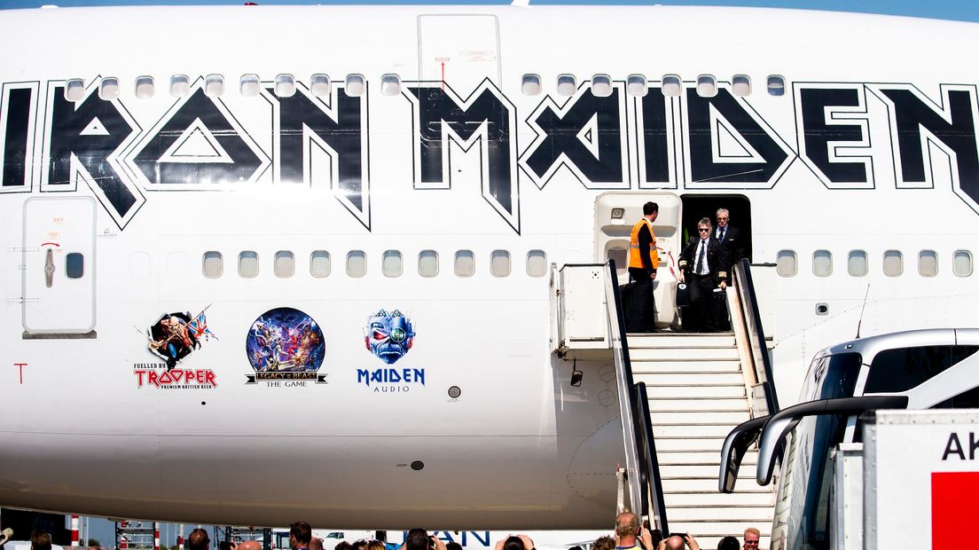 Zanger en piloot Bruce Dickinson loopt uit de 'Ed Force One' van de Britse metalband Iron Maiden.