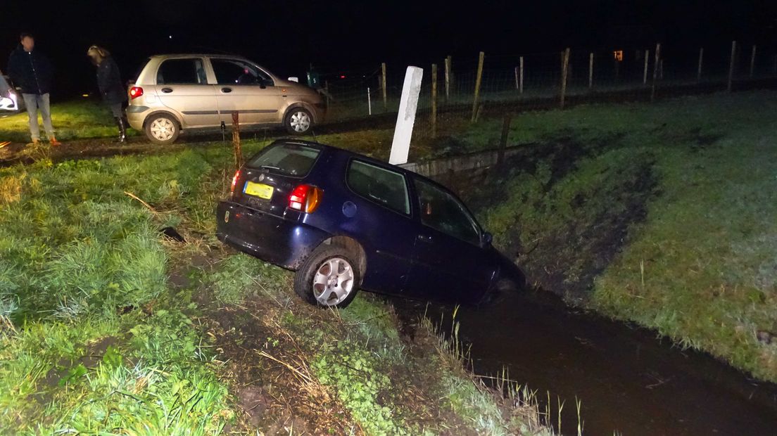 De man belandde met zijn auto in de sloot (Rechten: Persbureau Meter)