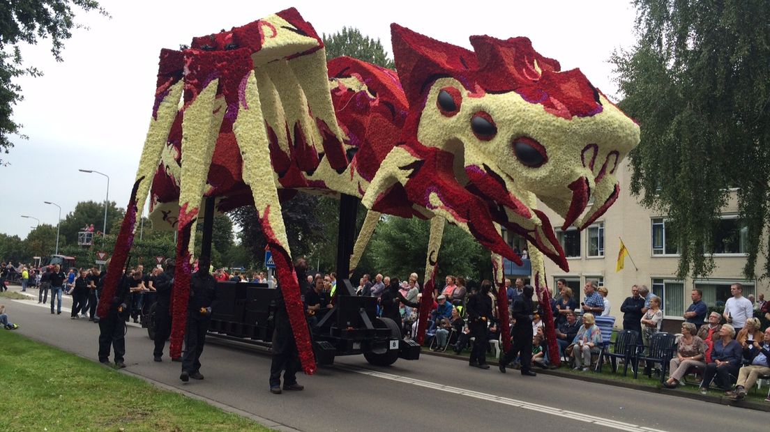 Het bloemencorso in Lichtenvoorde is begonnen. De corsowagens met ongeveer vier miljoen dahlia's trekken door de straten. Jaarlijks trekt het evenement tienduizenden bezoekers.