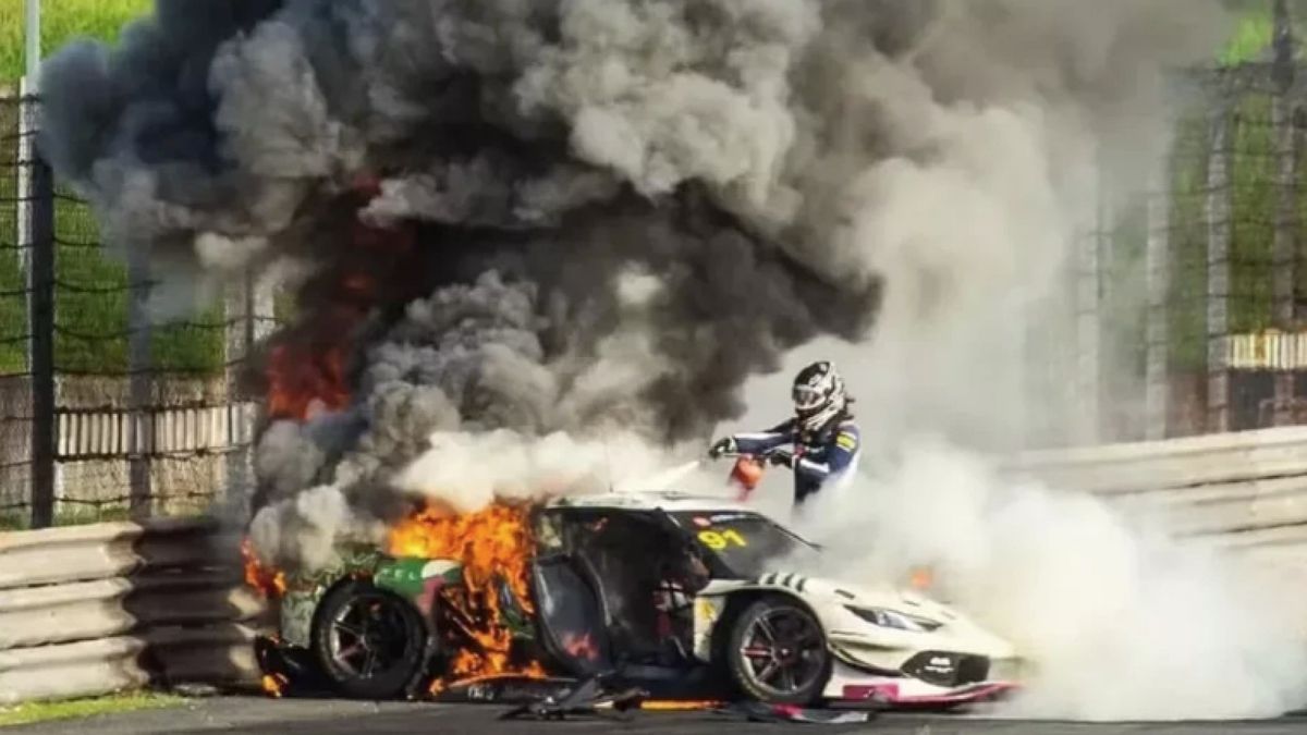 Loek Hartog redt autocoureur uit brandende Ferrari: 'Dacht even dat het niet ging lukken'