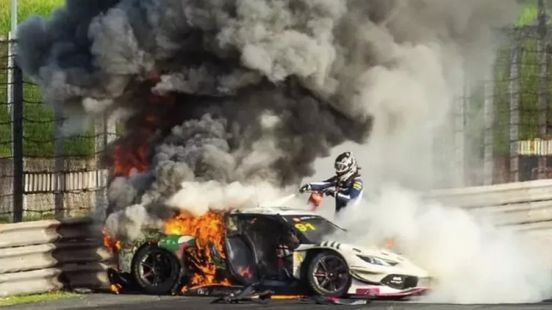 Loek Hartog redt autocoureur uit brandende Ferrari: 'Dacht even dat het niet ging lukken' Home