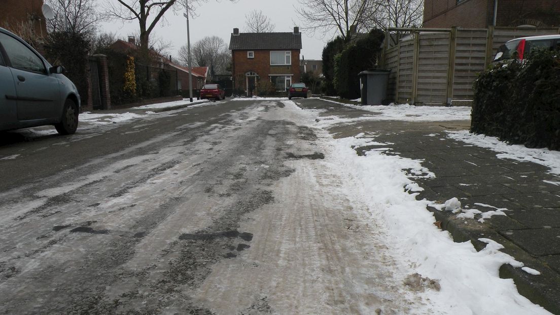 Gladde wegen door winterse neerslag