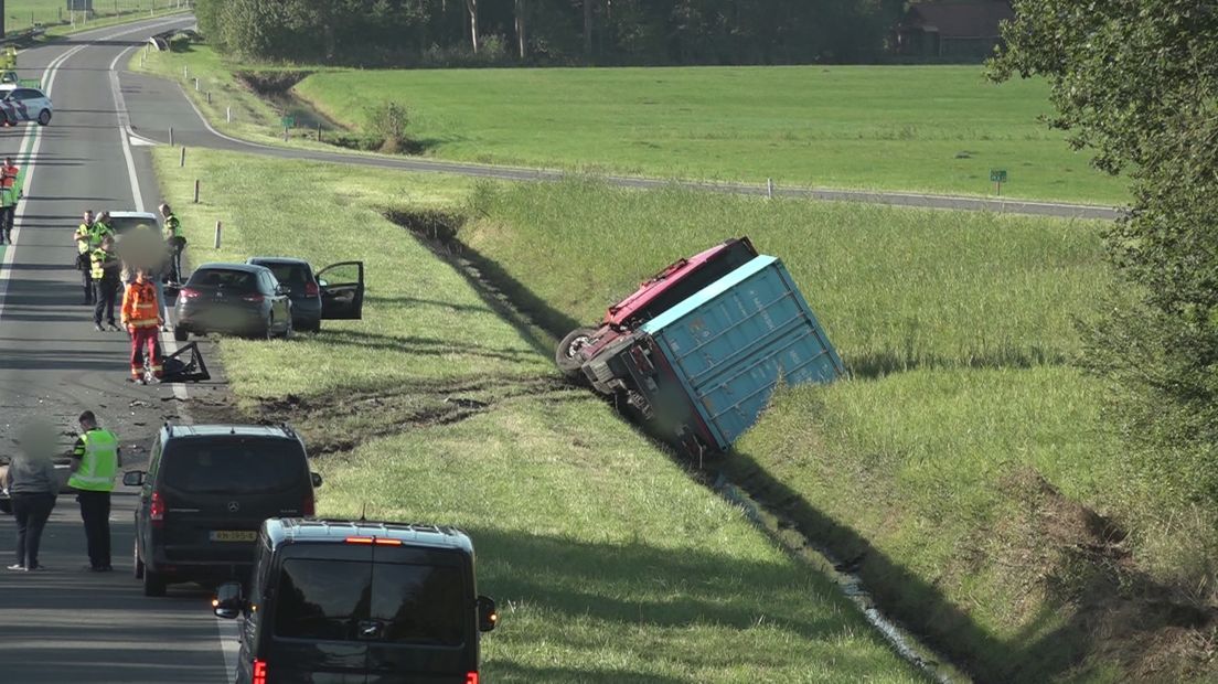 Een vrachtwagen ligt in de sloot na een ernstig ongeluk op de N46 bij Sint Annen op 25 september