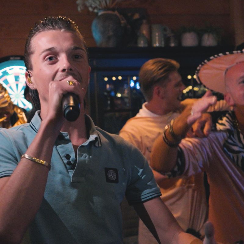 Zanger Chicco steeds populairder: 'Ik heb soms zes optredens op een dag' - Omroep West