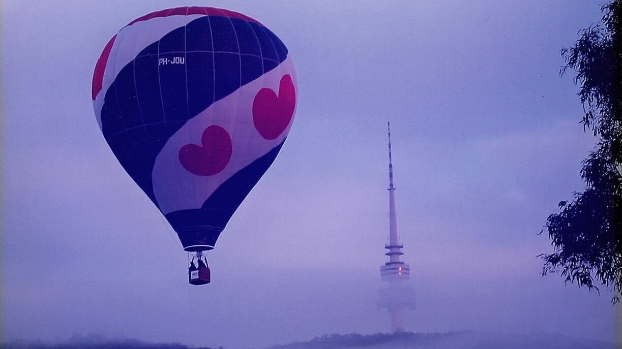 De Fryslân-ballon by de Telstra Tower yn Canberra