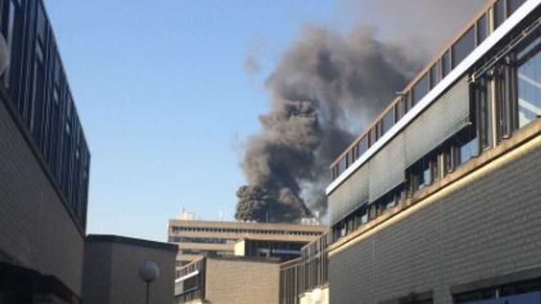 Het Spinozagebouw van de Radboud Universiteit in Nijmegen is dinsdag ontruimd vanwege een brand op het dak. Inmiddels is het gebouw weer vrijgegeven en zijn onder meer de lessen weer hervat.