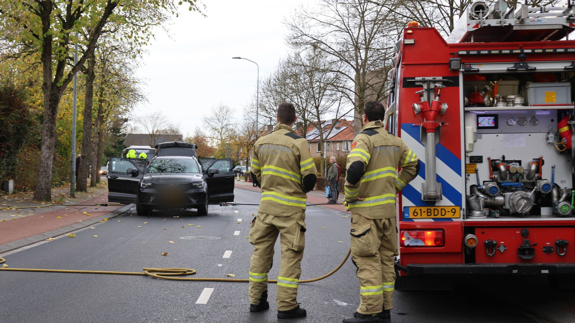 Autobrand • botsing met motorrijder.