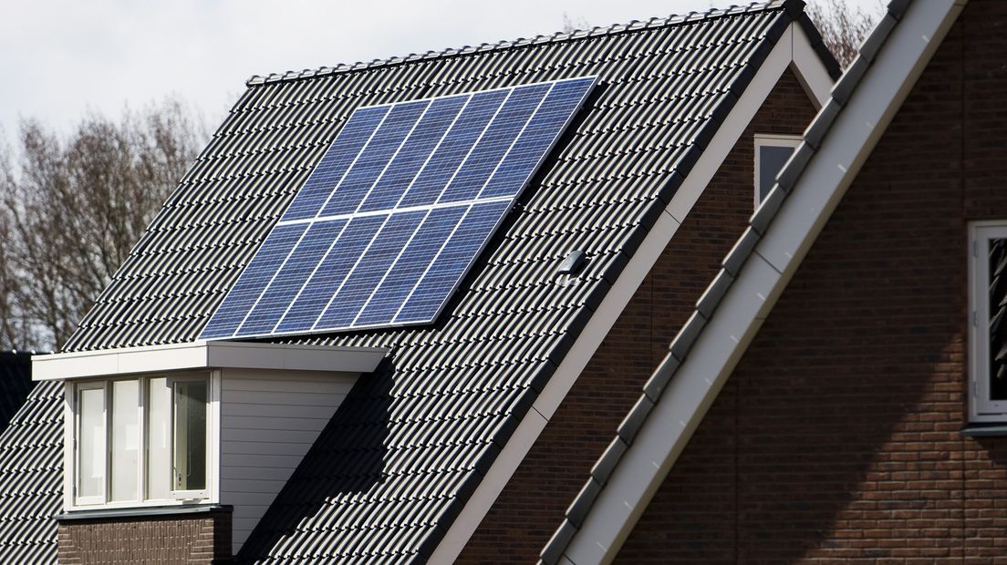 Zonnepanelen op een dak.