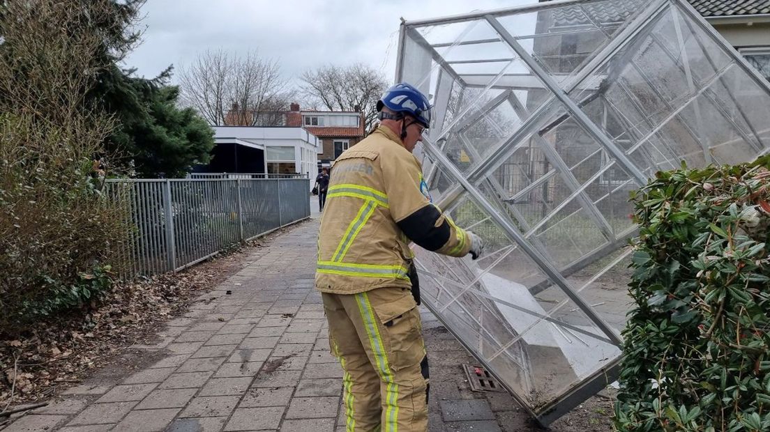 Tuinhuisje waait uit tuin in Hengelo