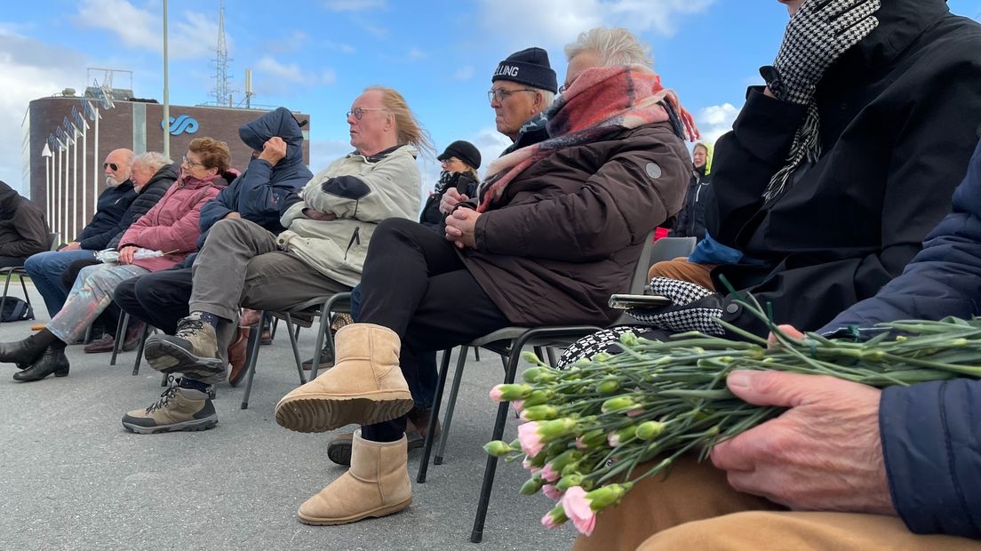 Toehoorders bij de herdenking