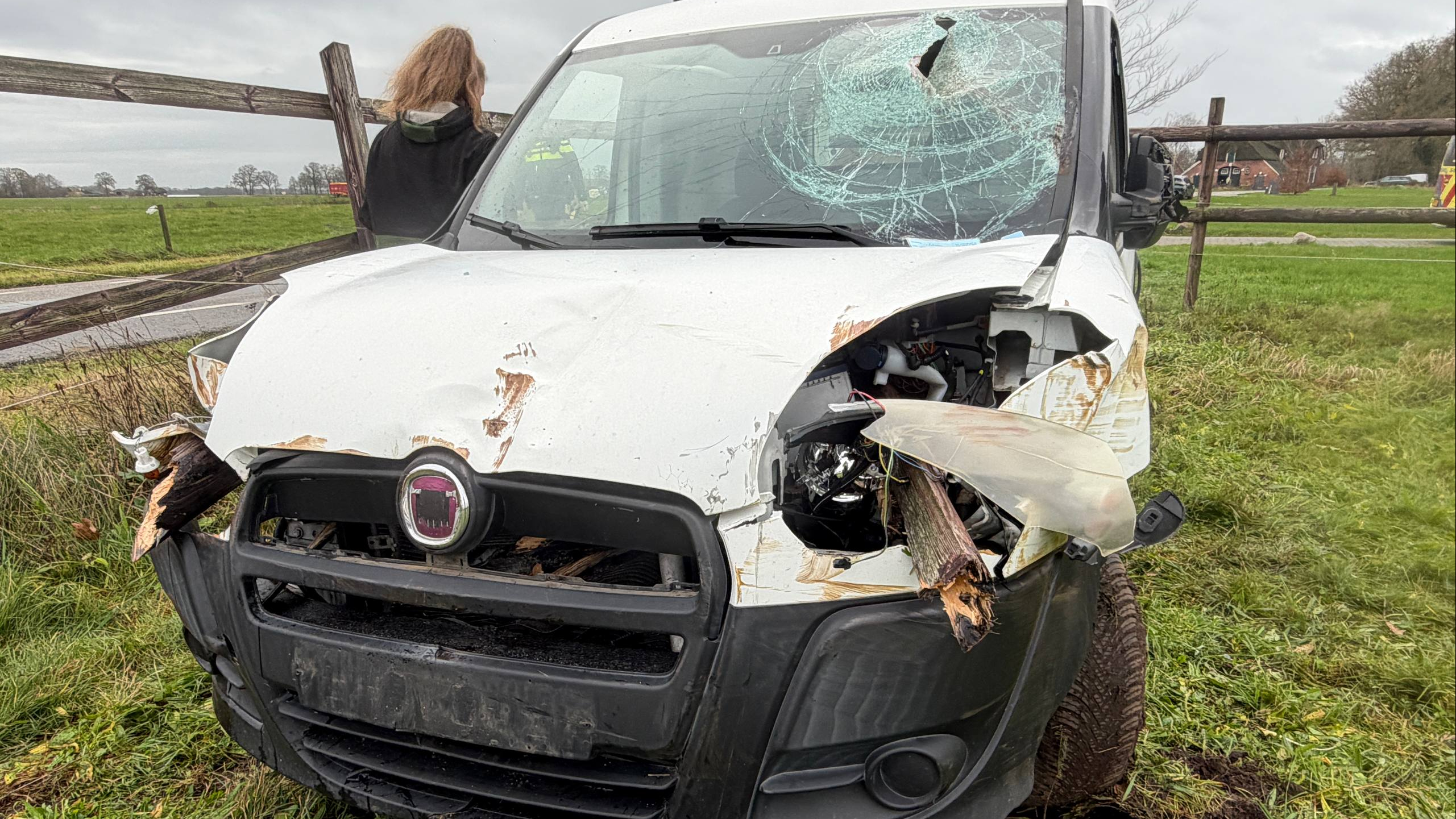 Gewonde bij ongeluk in Hardenberg | Auto door hekwerk gespietst in Markelo.