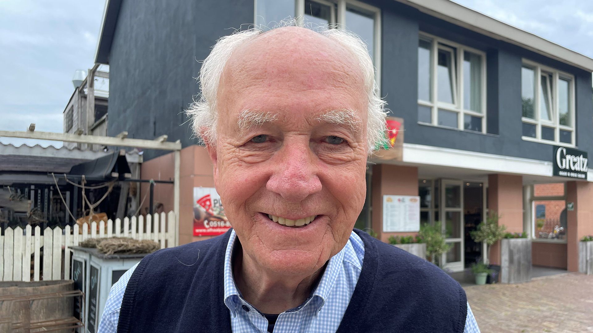 Riemer van der Velde bij zijn geboortehuis in Bakkeveen