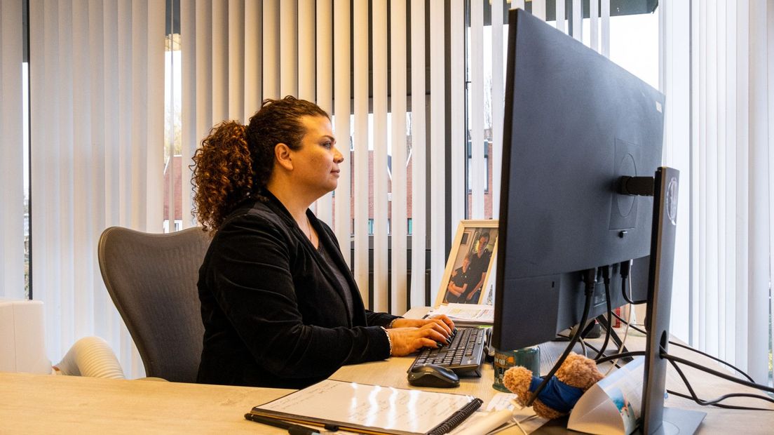 Directeur Nancy de Vries is deze dagen druk bezig met noodopvang regelen en ouders informeren