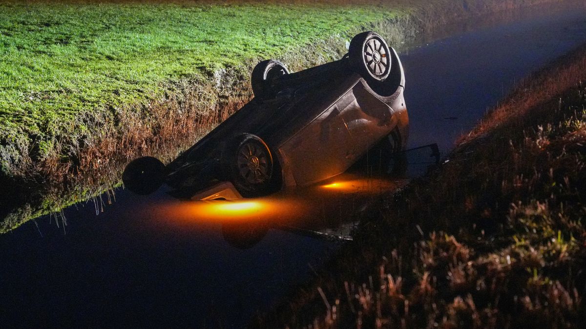 Auto in de sloot bij Swichum