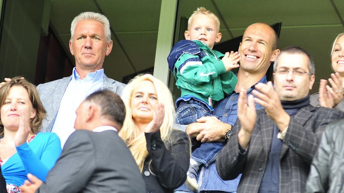 Hans Robben (links) naast zoon Arjen en kleinzoon Luka op de tribune bij FC Groningen