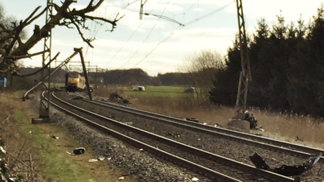 Op een spoorwegovergang aan de Stationsweg in Teuge is zondagmorgen een auto onder een trein gekomen.