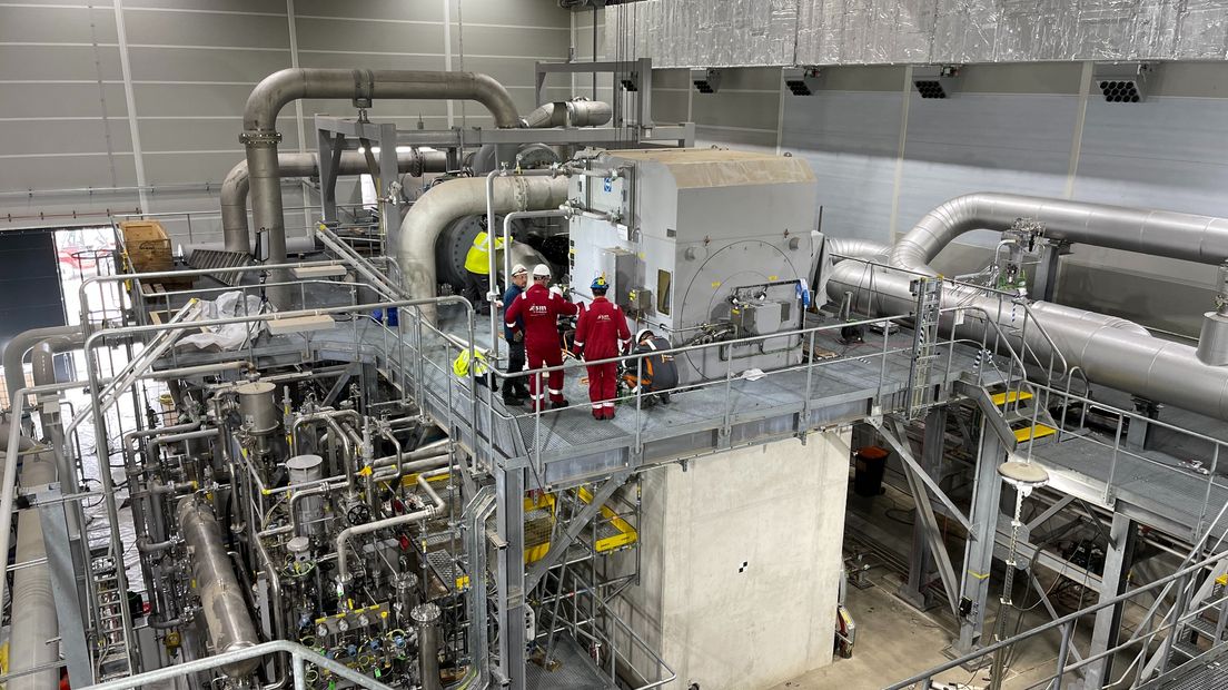 Een van de acht compressoren van de installatie