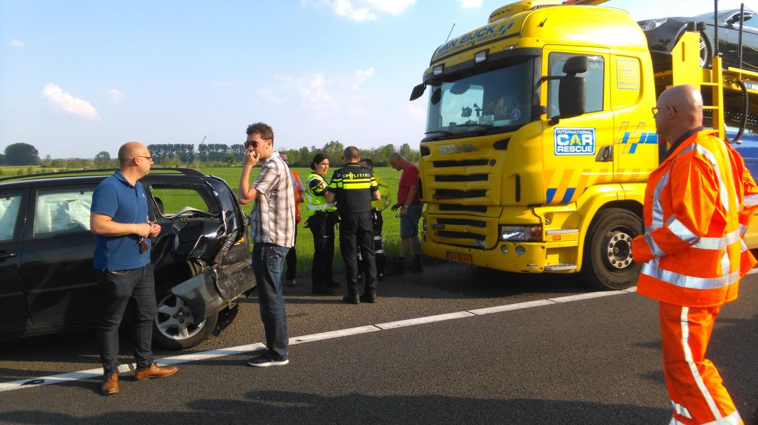 Twee jonge kinderen zijn donderdag gewond geraakt bij een botsing op de A348 bij De Steeg. Ze liepen hoofdletsel op en zijn met spoed overgebracht naar het ziekenhuis.