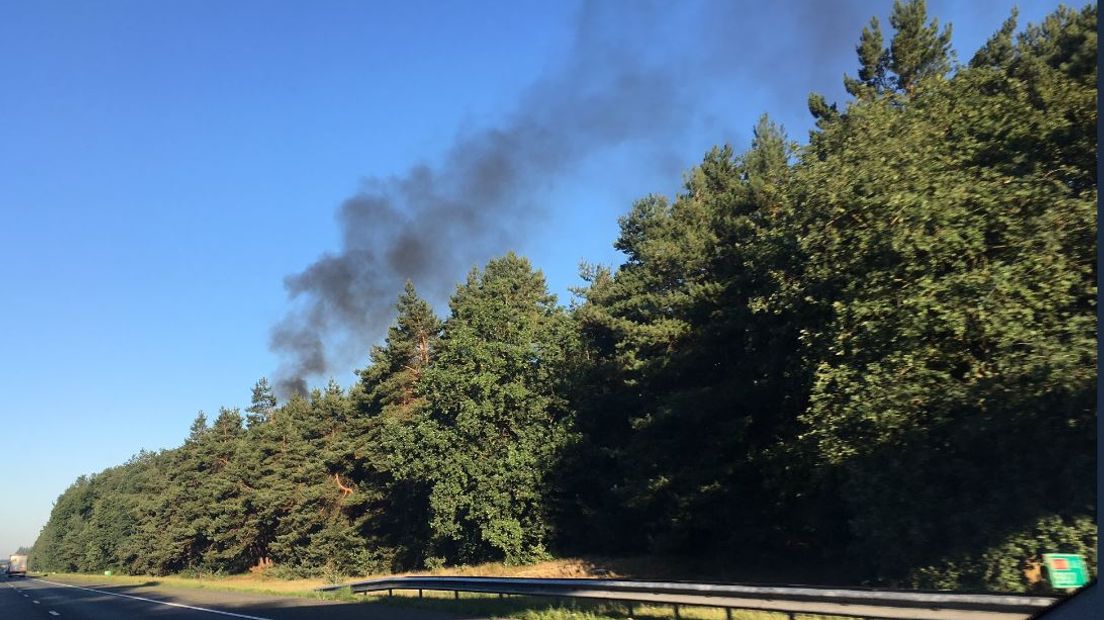 Langs de A28 bij Nunspeet heeft zondagochtend korte tijd een brand gewoed.