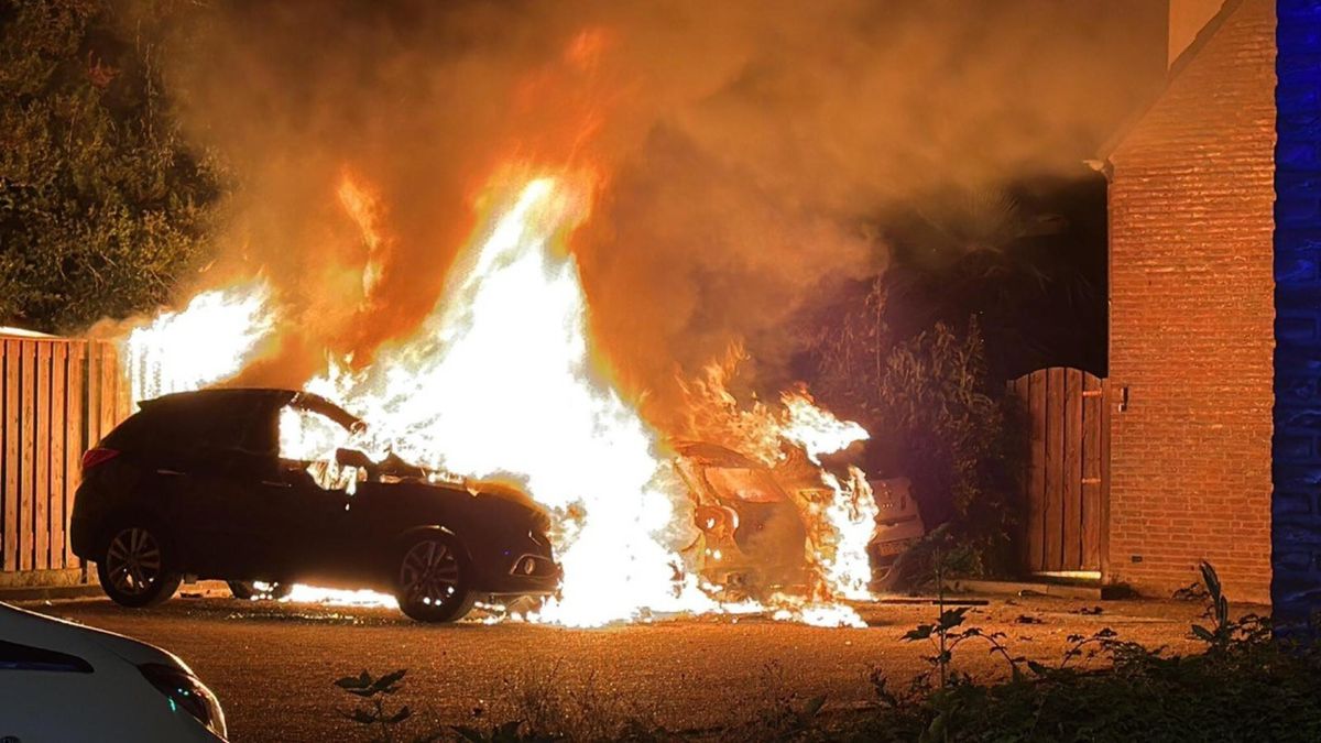 Drie auto's volledig uitgebrand in Cadier en Keer