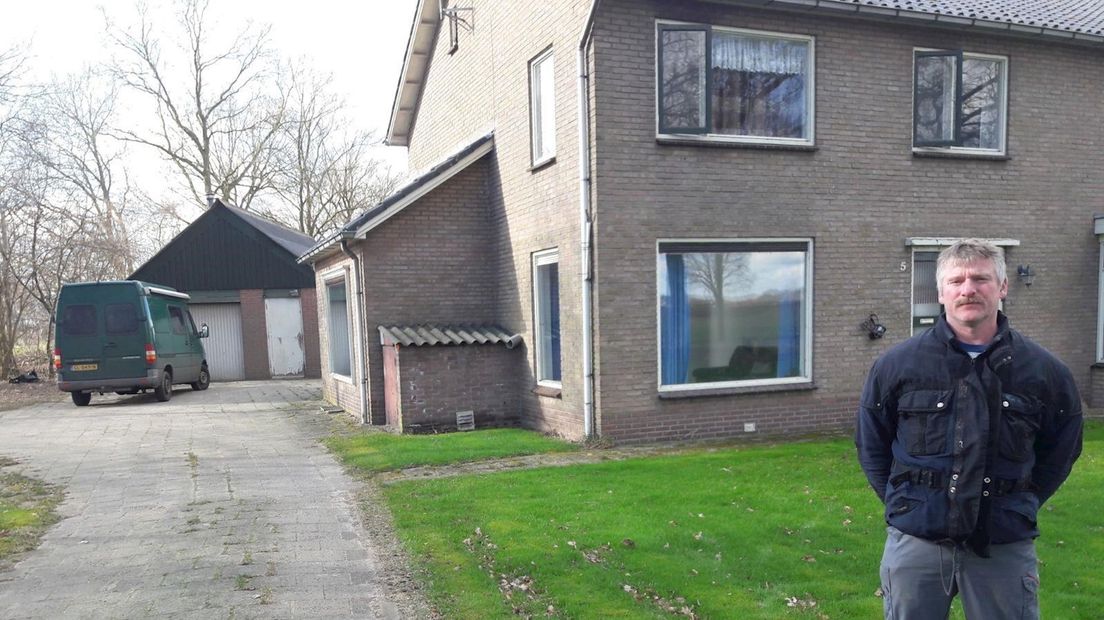 Jan Schutte wordt in zijn eigen woning doodziek van purschuim