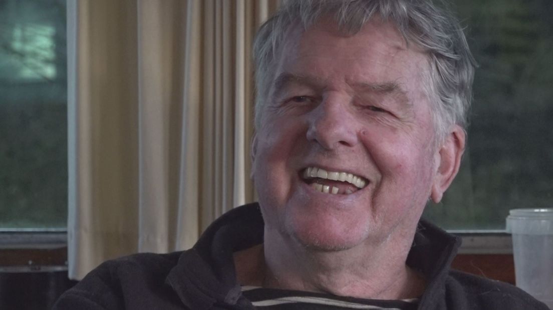 De 72-jarige zeezeiler in ruste Henk de Velde op zijn scheepje in Kampen