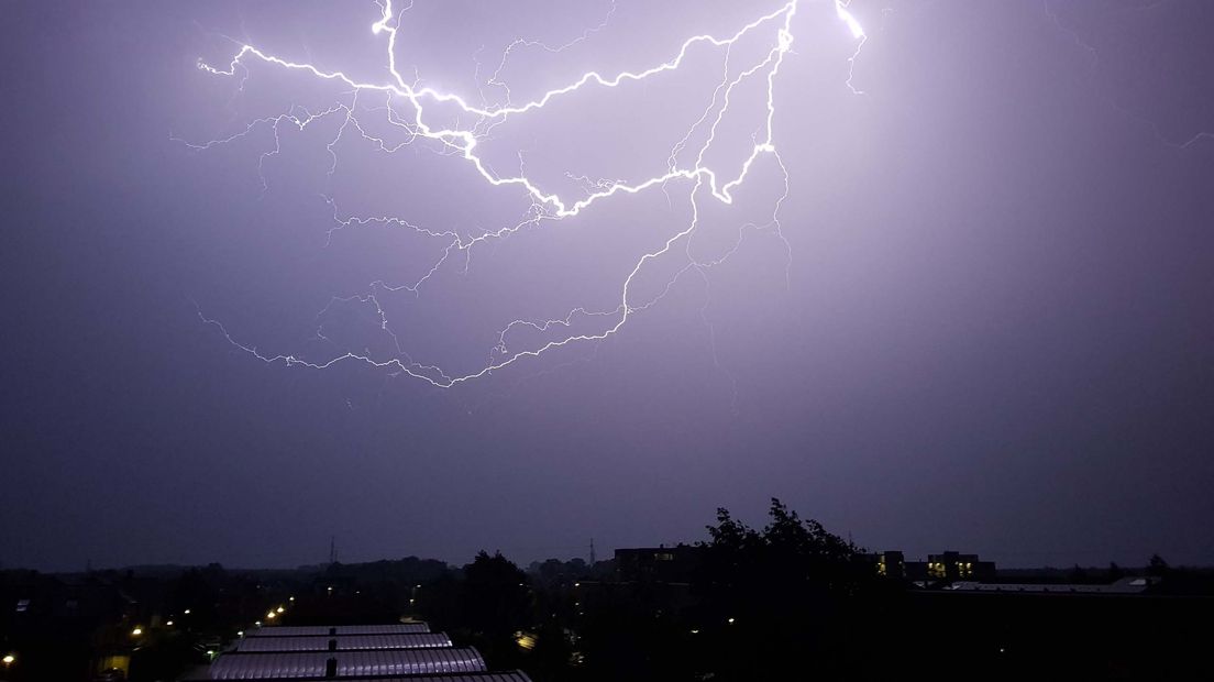 Bliksem boven Assen (Rechten: Persbureau Meter)