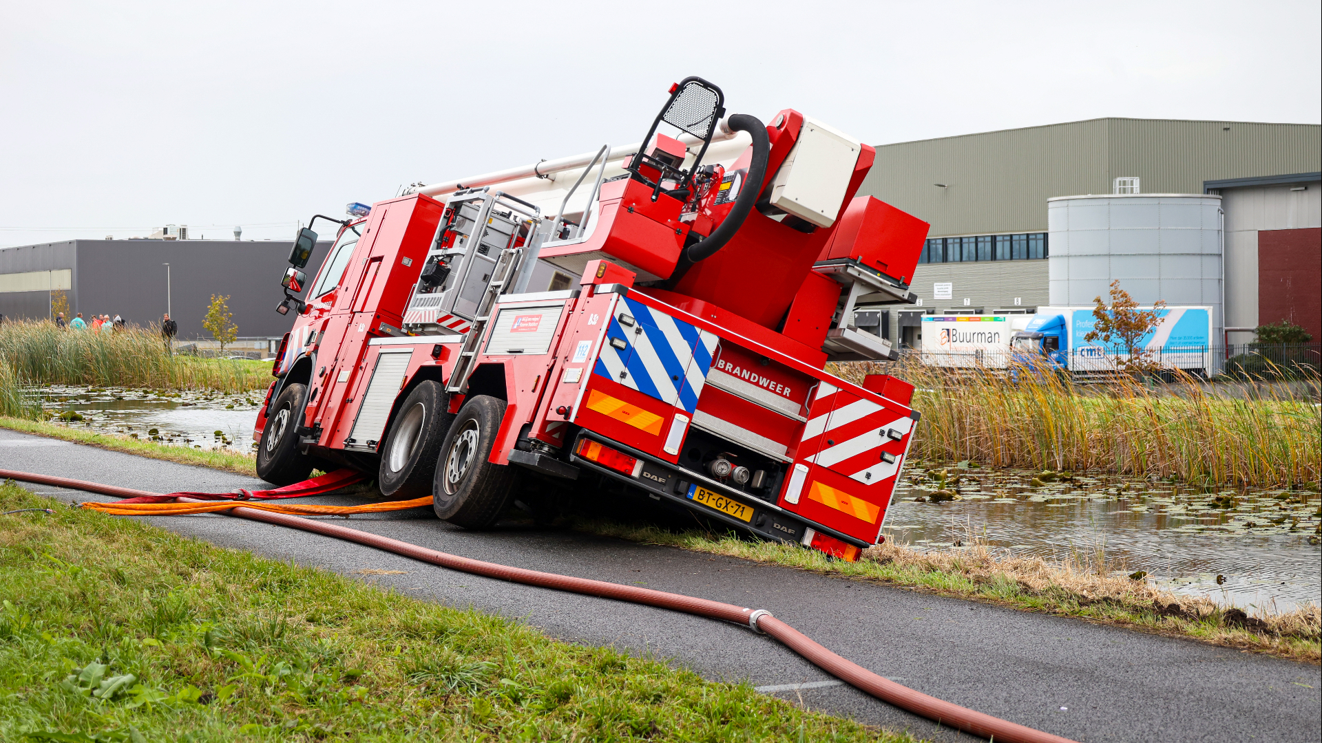 Niet alle hulpdiensten wisten makkelijk bij de molen te komen. Eén hoogwerker kwam vast te zitten in de drassige berm.